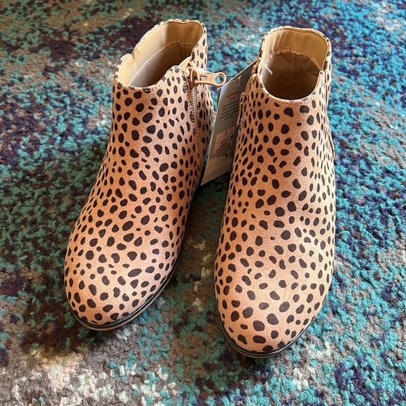 Cat & Jack Leopard Boots NWT size 2 - Picture 2 of 3